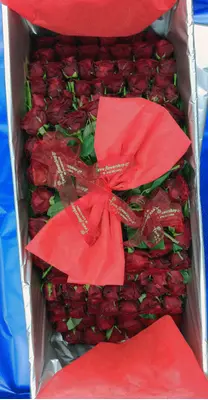 Giant Box (1,00m x 0,40m x 0,40m) with 150  Red Exclusive Dutch Roses 60cm !!!