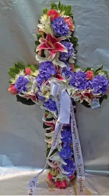 Σταυρός κηδείας.Ύψος περ. 1,00μ. με άνθη εκλεκτών ποικιλιών.