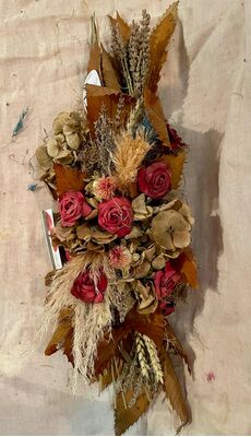 Στολισμός για Γάμο με Αποξηραμένα Λουλούδια. Σετ από (2) επιτοίχιες συνθέσεις, (1) επιτραπέζια σύνθεση, (1) νυφικό μπουκέτο και (1) σύνθεση αυτοκινήτου.