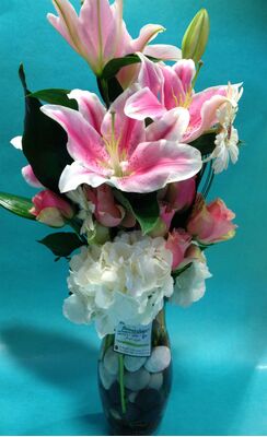 Βάζο με "βότσαλα" από Oasis Moss και καλοκαιρινά λουλούδια