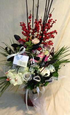 Σύνθεση σε ποιοτικό γυάλινο βάζο με λουλούδια.