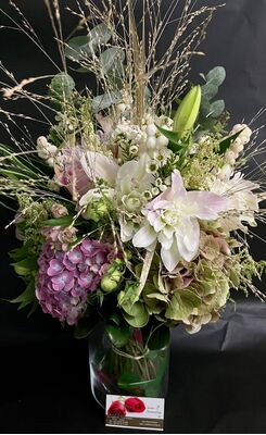 Σύνθεση σε γυάλινα βάζα με λουλούδια. Πολυτελής. (επιλογή των λουλουδιών αναλόγως την εποχή και το θέμα διακόσμησης).