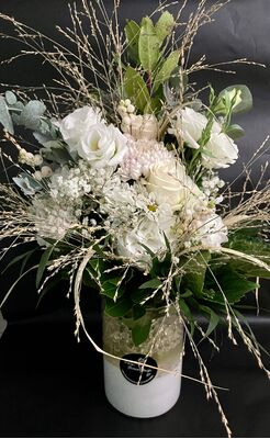 Σύνθεση σε γυάλινα βάζα με λουλούδια. Πολυτελής. (επιλογή των λουλουδιών αναλόγως την εποχή και το θέμα διακόσμησης).