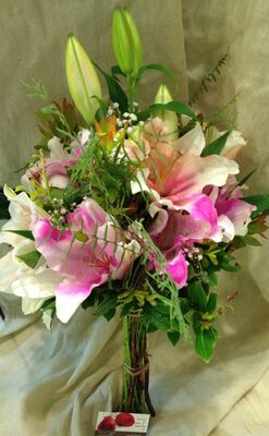 Ροζ ή λευκό μπουκέτο με οριένταλ λίλιουμ