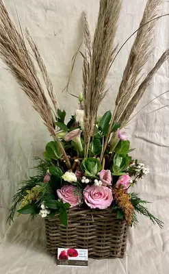 Σύνθεση με λουλούδια εποχής και pampas grass σε καλάθι