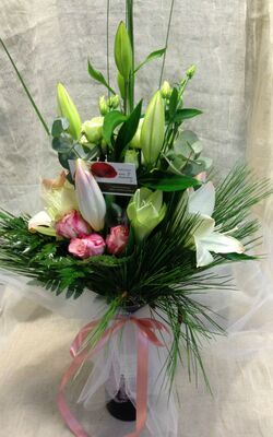 Μπουκέτο με άνθη εποχής σε  γυάλινο βάζο με στρώσεις χρωματιστής διακοσμητικής άμμου