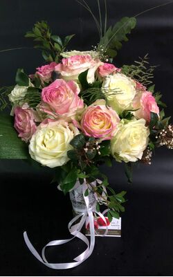 Τριαντάφυλλα Ροζ ή Λευκά (40τεμ.) Ανθοδέσμη ή Μπουκέτο Σπεσιαλ σε Βάζο.