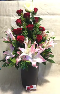 Arrangement of flowers Red & White in excellent ceramic  pot !!!