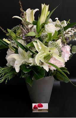 Ανθοδέσμη με λευκά λουλούδια εποχής!!!