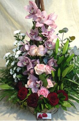 Ανθοπωλείο.Ανοιξιάτικη  Σύνθεση ανθέων με ροζ  λουλούδια σε καλάθι !!!