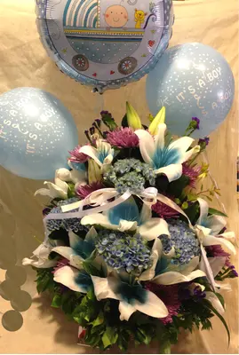 Basket with flowers in blue and white