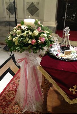 Γάμος. Στολισμός Εκκλησίας Με Λουλούδια σε Παστελ & Ροζ Χρώματα.