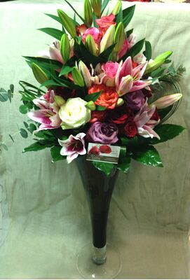 Design Vase with  +50 ecuador roses & Exclusive  Flowers & Decoration
