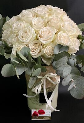 (51) λευκά τριαντάφυλλα με πρασινάδες μπουκέτο σε βάζο διακοσμημένο εσωτερικά με χρωματισμένο moss & gel. Διακοσμήσεις Γιώτ.