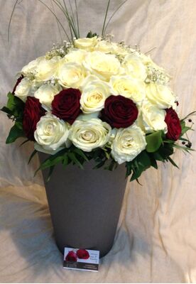 (50) λευκά + κόκκινα τριαντάφυλλα  με πρασινάδες μπουκέτο. Αποστολές Λουλουδιών.