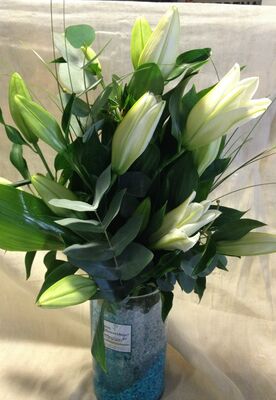 Pebbles "Oasis Moss" in glass vase with oriental lillies