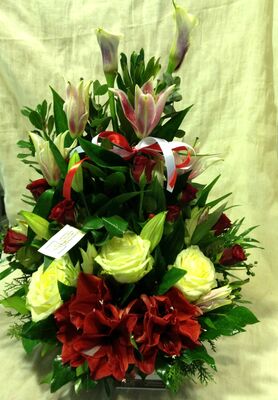 Συνθεση Με Κόκκινα & Λευκά Λουλούδια