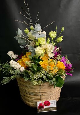 Φθινοπωρινή σύνθεση με λουλούδια & " pampas grass-cortaderia" σε μεγάλο καλάθι