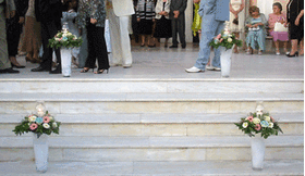 Γαμήλιος στολισμός εκκλησίας .Εξωτερικά γυάλινα Βάζα.