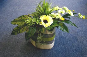 Artificial flower arrangement
