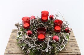 Χριστουγεννιάτικο στεφάνι  με κλαδιά, βρύο, μπάλες & κεριά. Διαμ. 35εκ. (Χρυσό, ασημί, κόκκινο)