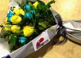 Μπλε & Κίτρινα Τριαντάφυλλα Μπουκέτο