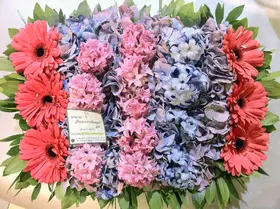 Flat basket 45cmx30cm with flowers in parallel rows