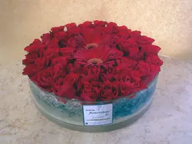 Τριαντάφυλλα "τούρτα" σε γυάλινη κυλινδρική πιατέλα