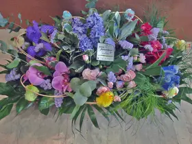 Ανοιξιάτικα & Πασχαλινά Λουλούδια σε Καλάθι. Αποστολή Λουλουδιών.