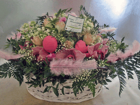 Σύνθεση με λουλούδια και πασχαλινά αξεσουάρ σε καλάθι