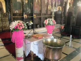 Διακόσμηση εκκλησίας με δίδυμες συνθέσεις από λουλούδια