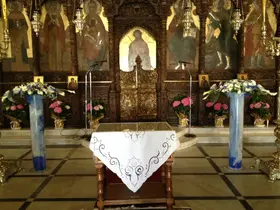 Διακόσμηση εκκλησίας με δίδυμες συνθέσεις από λουλούδια σε "Τόξο" & Μπαλόνια Αερόστατο