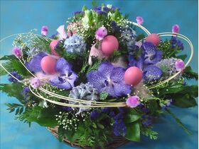 Πασχαλινό καλάθι με λουλούδια και αξεσουάρ