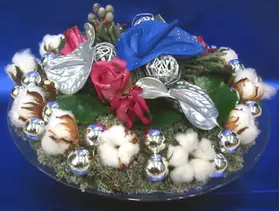 Christmas arrangement on tray with "cotton"