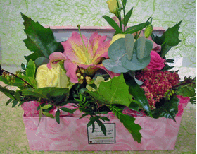 Σύνθεση με λουλούδια σε ποιοτικό χάρτινο κουτί.