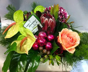 Table flower arrangement