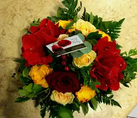 Ανθοπωλείο flowershop.gr Χειμώνας με κόκκινα & πορτοκαλί λουλούδια σε καλάθι.