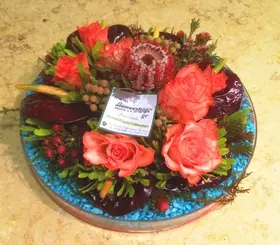Flower arrangement in glass tray with autumn flavor (special)