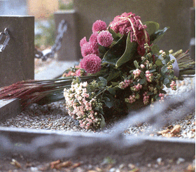 Κατασκευή με άνθη για τάφο