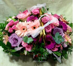 Ρομαντική σύνθεση πλούσια σε λουλούδια ροζ αποχρώσεων