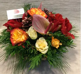 Ανθοπωλείο flowershop.gr Χειμώνας με κόκκινα & πορτοκαλί λουλούδια σε καλάθι.