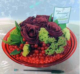 Τριαντάφυλλα "red naomi" (5) tem. σε γυάλινο πιάτο με αξεσουάρ