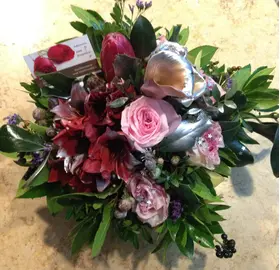 Flower arrangement in ceramic paper look or wooden pot -  flat