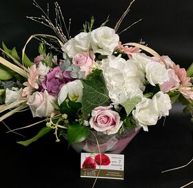 Σύνθεση σε γυάλινα βάζα με λουλούδια. Πολυτελής. (επιλογή των λουλουδιών αναλόγως την εποχή και το θέμα διακόσμησης).