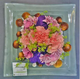 Flower arrangement on glass quality plate 30x30 with sea pebbles