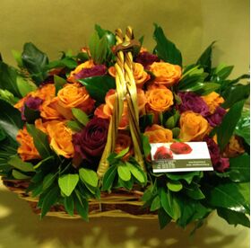 Καλάθι με (41) πορτοκαλί - σομον τριαντάφυλλα Α' ποιοτ. Ολλανδικά με πρασινάδες.