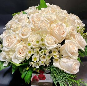 (51) λευκά τριαντάφυλλα με πρασινάδες μπουκέτο σε βάζο διακοσμημένο εσωτερικά με χρωματισμένο moss & gel. Διακοσμήσεις Γιώτ.