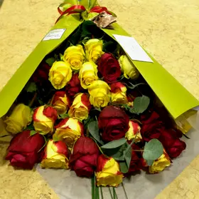 Big headed ecuadorian roses bouquet (35 stems) with greens !!!