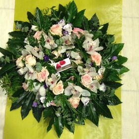 Συλλυπητήριο  Στεφάνι με τριαντάφυλλα & Λιλιουμ (ροζ) (διαμ. περ. 1,00μ.)