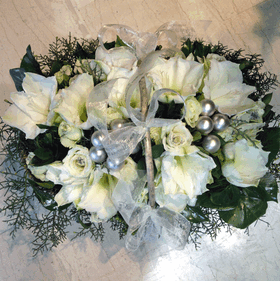 Λευκά λουλούδια & τριαντάφυλλα σε καλάθι με αξεσουάρ